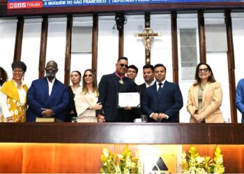Xanddy Harmonia recebe Comenda 2 de Julho em sessão marcada pela emoção