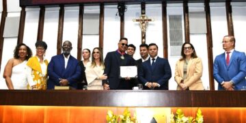 Xanddy Harmonia recebe Comenda 2 de Julho em sessão marcada pela emoção
