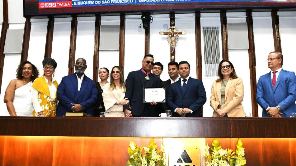 Xanddy Harmonia recebe Comenda 2 de Julho em sessão marcada pela emoção