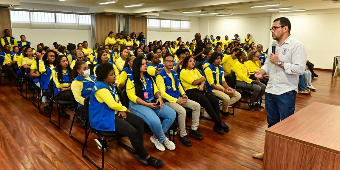 Prefeitura entrega 300 celulares para agentes Vida Nova ampliarem atendimento à população