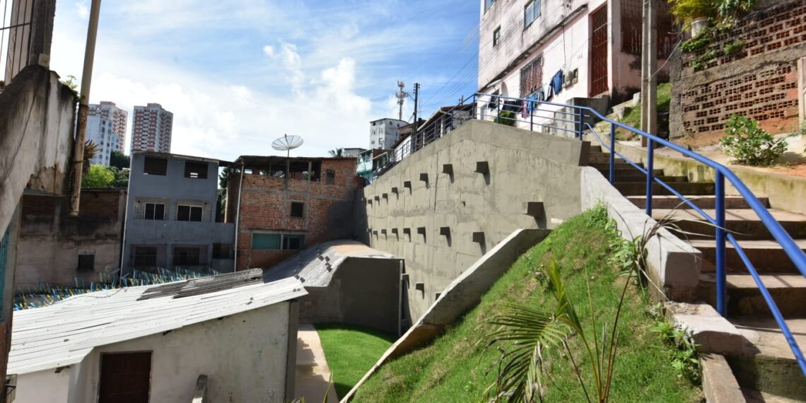 Salvador alcança 589 áreas protegidas após nova contenção de encosta construída pela Prefeitura em Daniel Lisboa