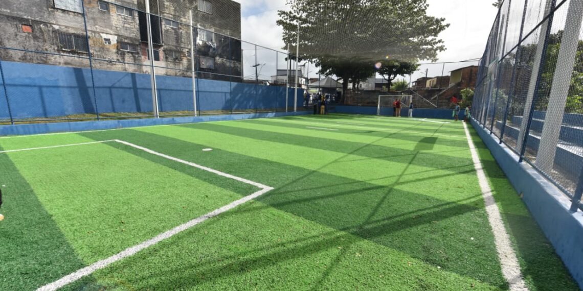 Em dia de jogo do Brasil, Prefeitura entrega arena de grama sintética em Cajazeiras XI e supera marca de 100 novos campos em Salvador