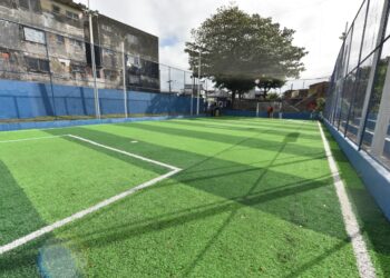 Em dia de jogo do Brasil, Prefeitura entrega arena de grama sintética em Cajazeiras XI e supera marca de 100 novos campos em Salvador