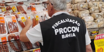 Procon-BA apreende mais de uma tonelada de alimentos impróprios para consumo