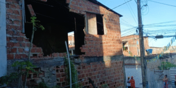 Prédio de dois andares desaba no Lobato