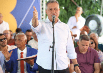 Em crítica à prefeitura, Rui Costa aponta lentidão em policlínica do Novo PAC