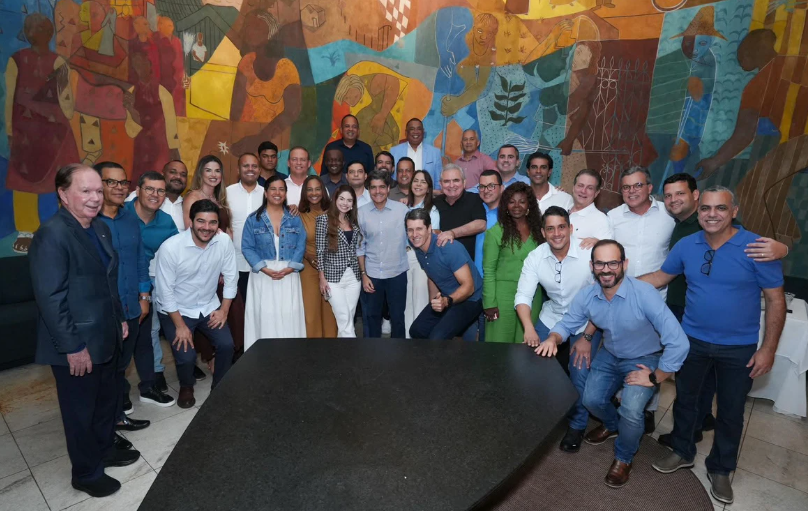 ACM Neto reúne base aliada da Câmara de Salvador em café da manhã