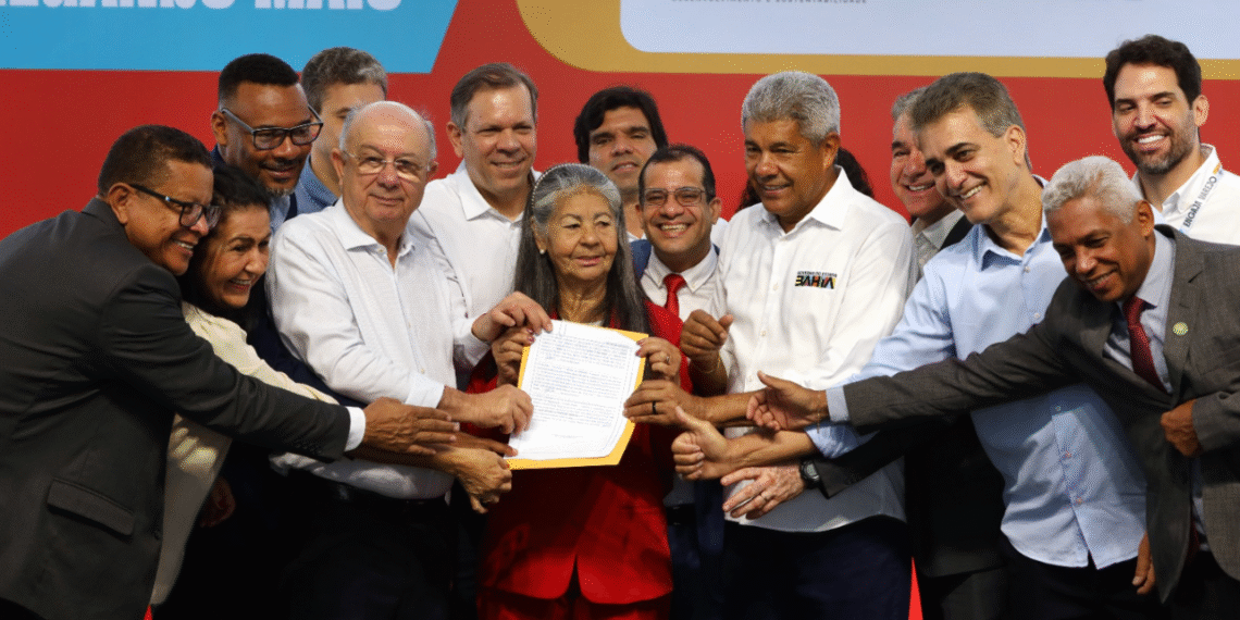 Famílias da Lagoa Grande recebem títulos de regularização fundiária em Feira de Santana