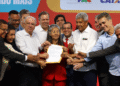 Famílias da Lagoa Grande recebem títulos de regularização fundiária em Feira de Santana