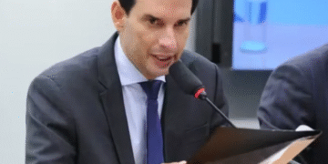 Leo Prates dá parecer favorável à discussão sobre o fim da escala 6×1