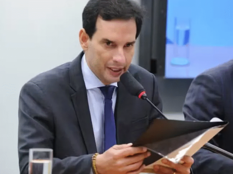 Leo Prates dá parecer favorável à discussão sobre o fim da escala 6×1