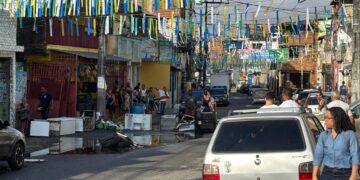 Moradores protestam contra esgoto a céu aberto em São João do Cabrito e ameaçam bloquear Avenida Suburbana