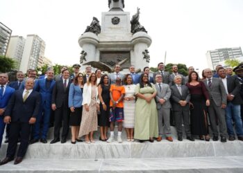 Chegada do Fogo Simbólico e do cortejo cívico ao Campo Grande encerra desfile do 2 de Julho em Salvador