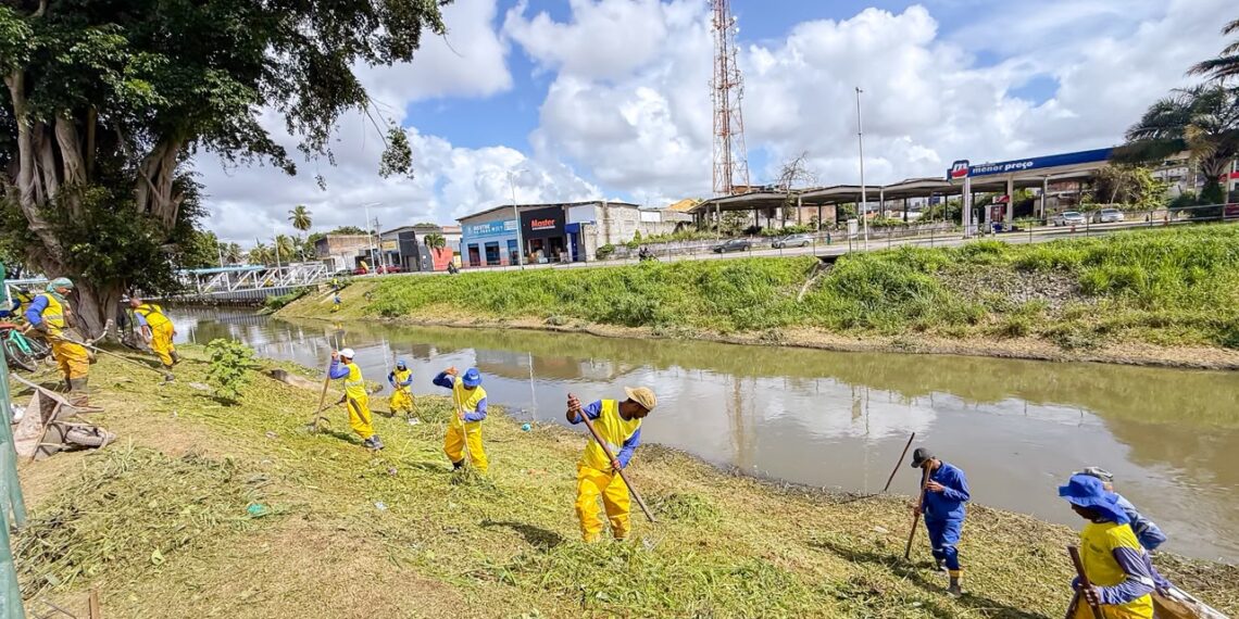 Prefeitura realiza força-tarefa de limpeza no canal do Rio Ipitanga para reforçar drenagem e prevenir alagamentos