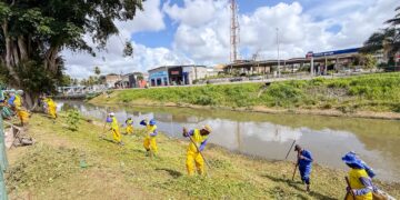 Prefeitura realiza força-tarefa de limpeza no canal do Rio Ipitanga para reforçar drenagem e prevenir alagamentos