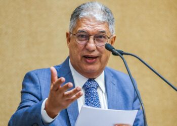 “Perdido e sem propostas, ACM Neto apresenta projetos que já existem como se fossem inéditos”, ironiza deputado