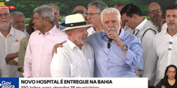 Após operação da PF, Jaques aparece ao lado de Lula em evento na Bahia