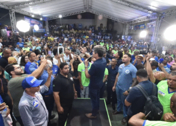 ACM Neto visita comunidades e defende medidas para saúde e segurança em Salvador