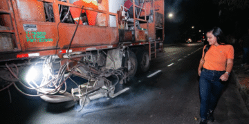 Prefeitura conclui sinalização horizontal em via requalificada de Vilas do Atlântico