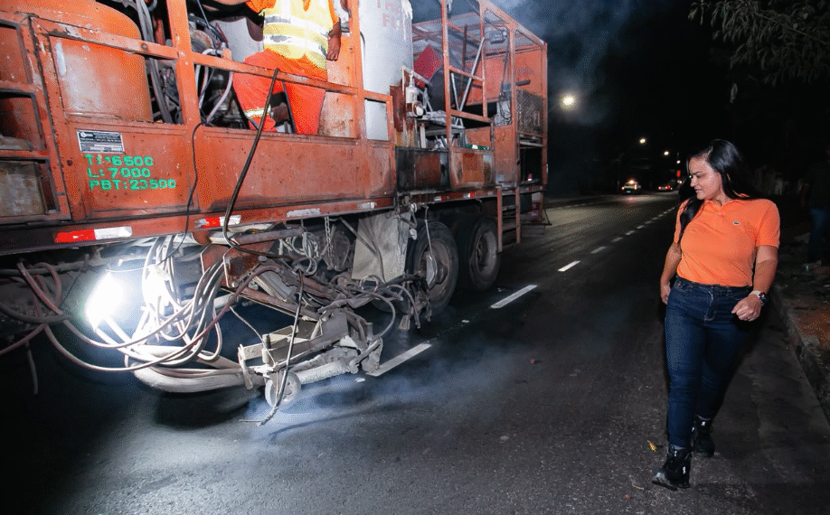Prefeitura conclui sinalização horizontal em via requalificada de Vilas do Atlântico