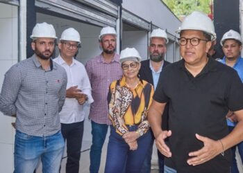 Prefeito Augusto Castro vistoria canteiros de obras da Feira do Califórnia e Parque Linear Amélia Amado