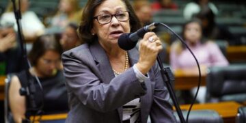 Lídice da Mata abre mão de suplência de Wagner e confirma disputa por mandato de deputada