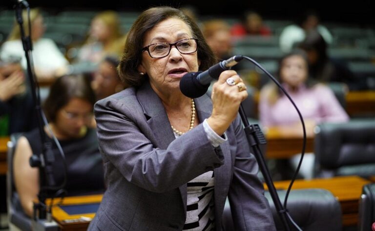 Lídice da Mata abre mão de suplência de Wagner e confirma disputa por mandato de deputada