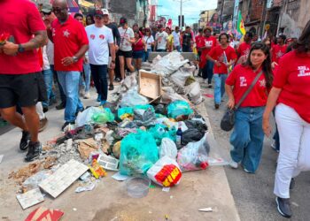 Lixo, entulho e abandono: caminhada de Jerônimo escancara a Salvador que ACM Neto esconde