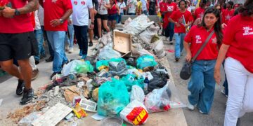 Lixo, entulho e abandono: caminhada de Jerônimo escancara a Salvador que ACM Neto esconde
