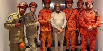 Gilberto Gil é resgatado após ficar preso em elevador