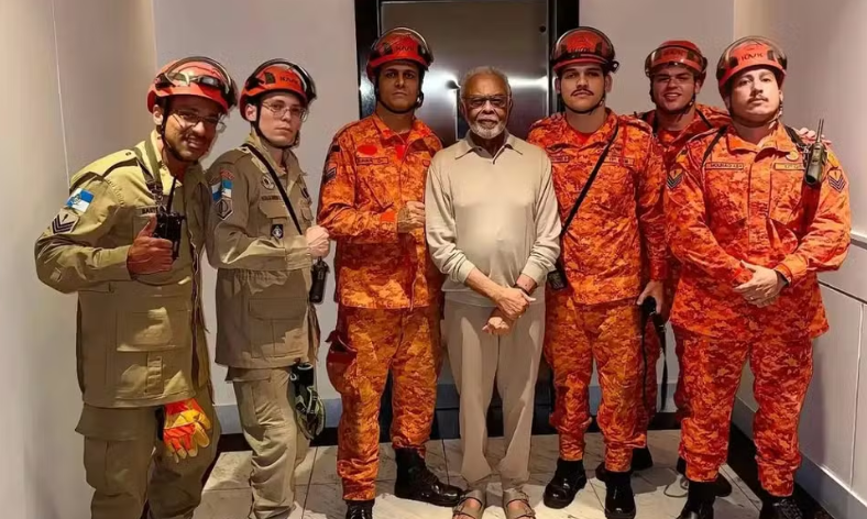 Gilberto Gil é resgatado após ficar preso em elevador