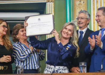 Presidente da AL-BA é homenageada com a medalha Thomé de Souza na Câmara Municipal de Salvador 