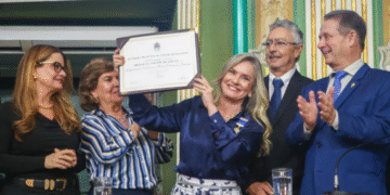 Presidente da AL-BA é homenageada com a medalha Thomé de Souza na Câmara Municipal de Salvador