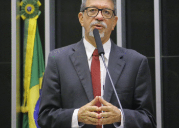 Após ACM Neto ser candidato mais rejeitado em pesquisa, deputado comenta: “Fez gestão de maquiagem em Salvador”