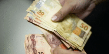 Governo Lula refaz cálculo e estima salário mínimo de R$ 1.741 em 2027