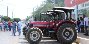 Máquinas e equipamentos para a agricultura familiar são entregues em Coribe