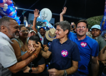 ACM Neto atrai multidão em primeiro comício de campanha em Correntina