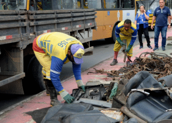 Moradores da Suburbana e Cidade Baixa reclamam de lixo acumulado nas ruas de Salvador