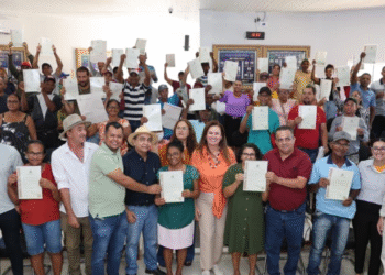 Agricultores familiares de Santa Rita de Cássia e Mansidão recebem títulos de terra
