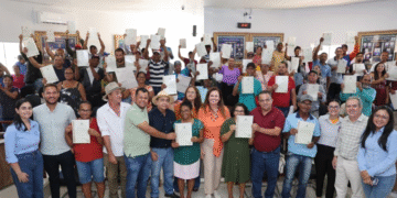 Agricultores familiares de Santa Rita de Cássia e Mansidão recebem títulos de terra