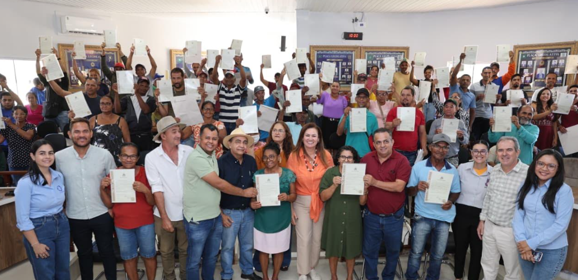 Agricultores familiares de Santa Rita de Cássia e Mansidão recebem títulos de terra