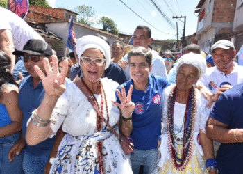 ACM Neto reúne milhares de pessoas em caminhada em Cachoeira e diz que ‘a Bahia já decidiu mudar e votar 44’