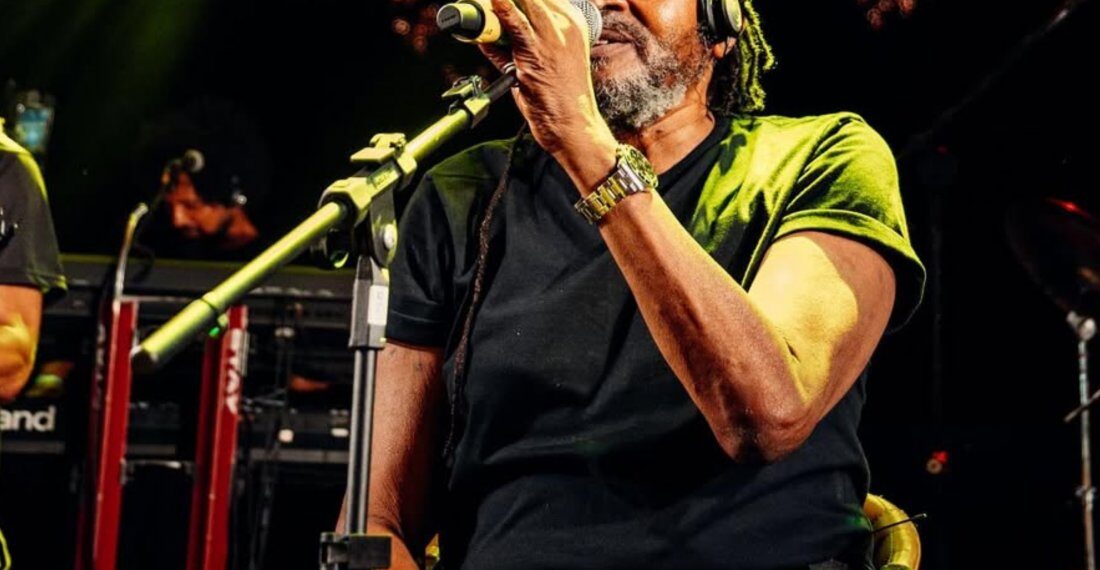 Cantor Edson Gomes é internado em UTI após show em Salvador