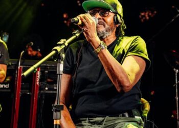 Cantor Edson Gomes é internado em UTI após show em Salvador