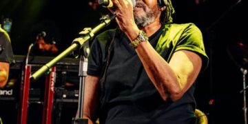 Cantor Edson Gomes é internado em UTI após show em Salvador