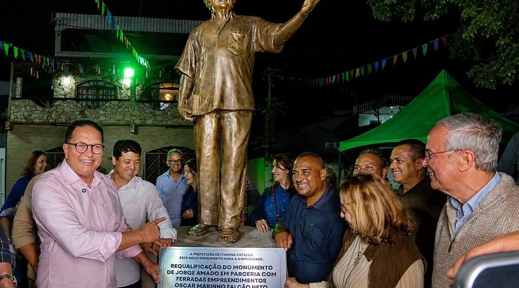 Augusto Castro autoriza reforma de três escolas em Ferradas durante homenagem a Jorge Amado