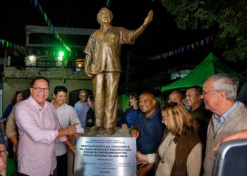 Augusto Castro autoriza reforma de três escolas em Ferradas durante homenagem a Jorge Amado