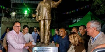 Augusto Castro autoriza reforma de três escolas em Ferradas durante homenagem a Jorge Amado