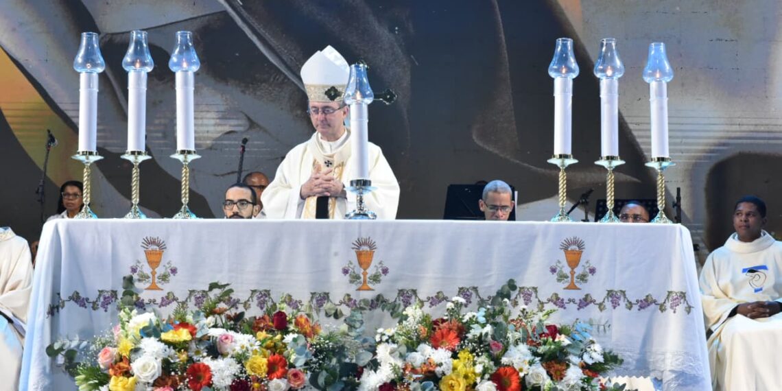 Fiéis encerram festividades em homenagem a Santa Dulce dos Pobres com missa e procissão em Salvador