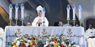Fiéis encerram festividades em homenagem a Santa Dulce dos Pobres com missa e procissão em Salvador